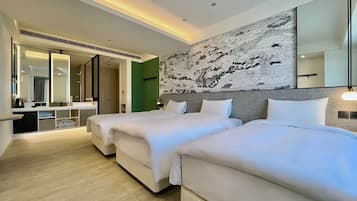 Habitació triple Deluxe | Roba de llit d'alta qualitat, cobrellits, minibar i cortines opaques