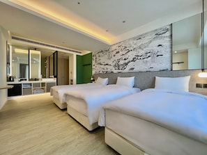 Deluxe driepersoonskamer | 1 slaapkamer, luxe beddengoed, donsdekens, een minibar