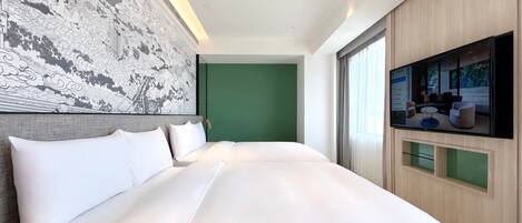 Una habitación de hotel moderna con una cama grande, un televisor de pantalla plana y una pared de acento verde.