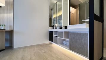 Phòng 3 Deluxe | Bộ đồ giường cao cấp, chăn bông, minibar, màn/rèm cản sáng