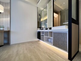 豪華三人房 | 高級寢具、羽絨被、迷你吧、遮光布/窗簾