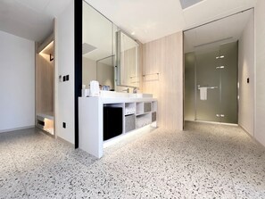 Habitación cuádruple familiar | Baño | Regadera, amenidades de baño gratuitas, secadora de cabello, pantuflas