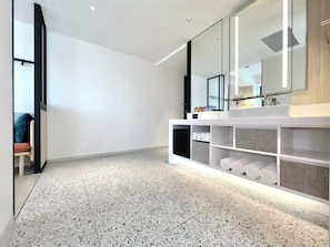 Familie vierpersoonskamer | Badkamer | Een douche, gratis toiletartikelen, een haardroger, pantoffels