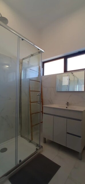 Shower, towels - Spacious 3 Bedroom Apartment (Lagos)