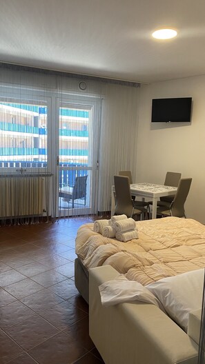 1 bedroom, desk, soundproofing, free WiFi