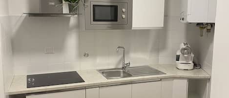 Refrigerador, microondas, placa de cocina, cafetera/tetera