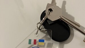 A keychain with a transparent plastic holder labeled "Casa Valentina" and a house icon. - House Valentina (Perugia)