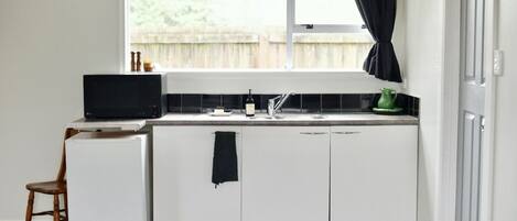Réfrigérateur, micro-ondes, cafetière/bouilloire, bouilloire électrique