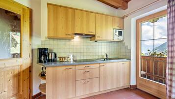 Een koelkast, een microgolfoven, een kookplaat, een vaatwasser