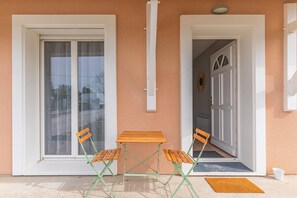 Outdoor dining - Holiday Home 'Le Pin Franc' with Private Terrace, Private Garden and Wi-Fi (Valeyrac)