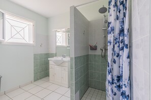 Shower, hair dryer - Holiday Home 'Le Pin Franc' with Private Terrace, Private Garden and Wi-Fi (Valeyrac)