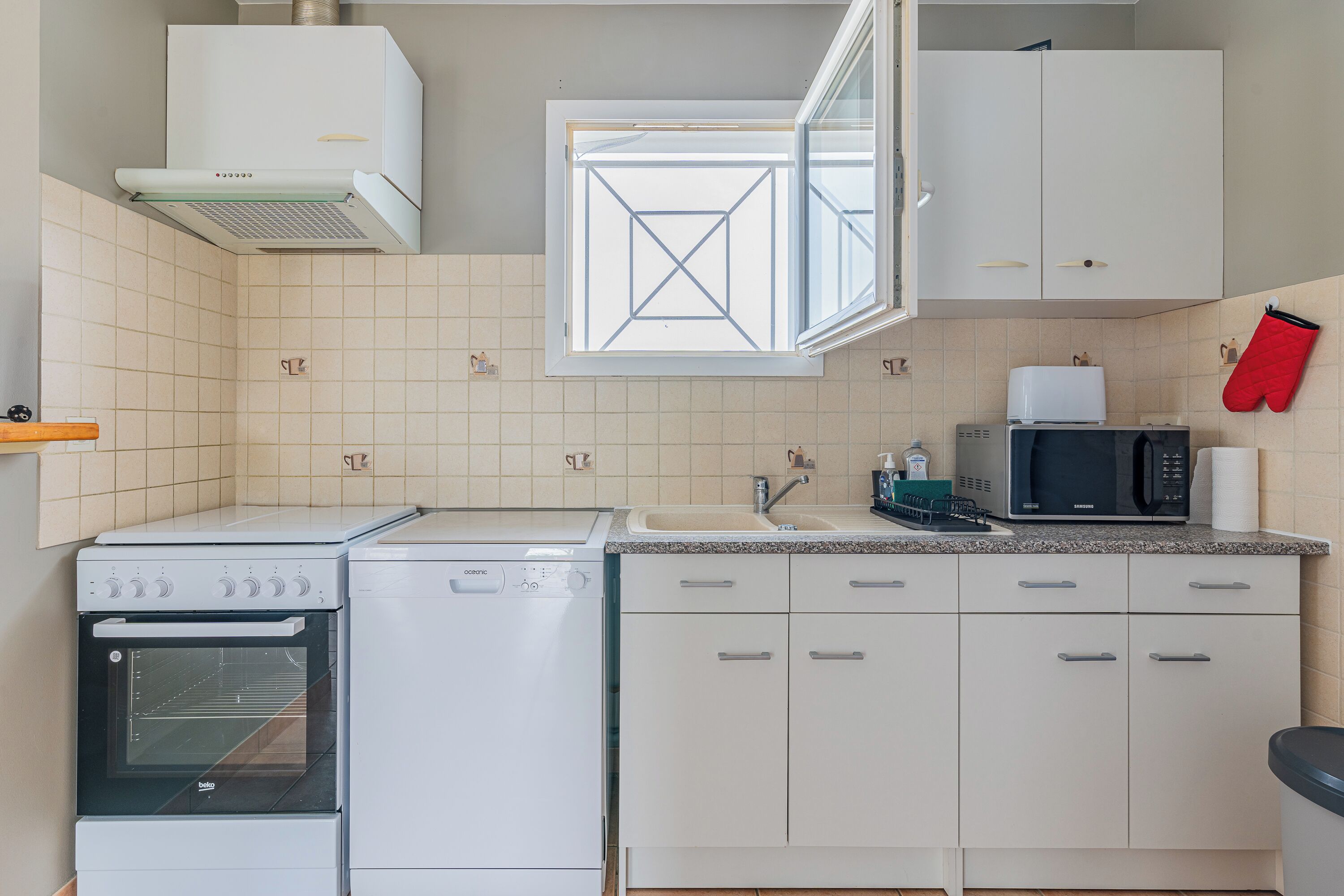 Kjøleskap, mikrobølgeovn, ovn og kokeplater