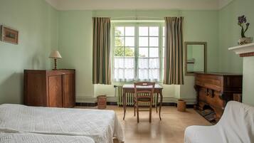 5 bedrooms, iron/ironing board, free WiFi
