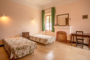 5 bedrooms, iron/ironing board, free WiFi