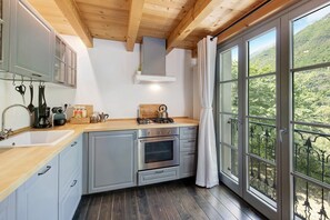 Frigorifero, forno, piano cottura, lavastoviglie