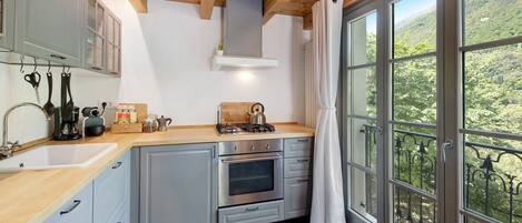 Fridge, oven, stovetop, dishwasher