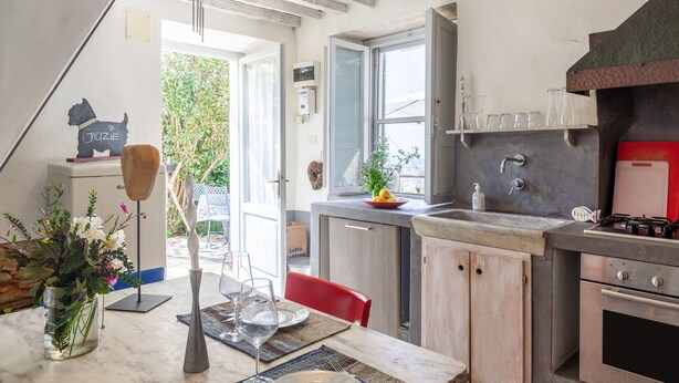 A kitchen with a gas stove, a sink, and a window. - Holiday Home 'Il Pescino' with Private Terrace and Wi-Fi (Pietrasanta)