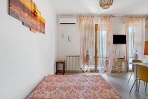 1 bedroom, free WiFi, bed sheets - Holiday Apartment 'Coral House Viareggio' with Balcony (Viareggio)