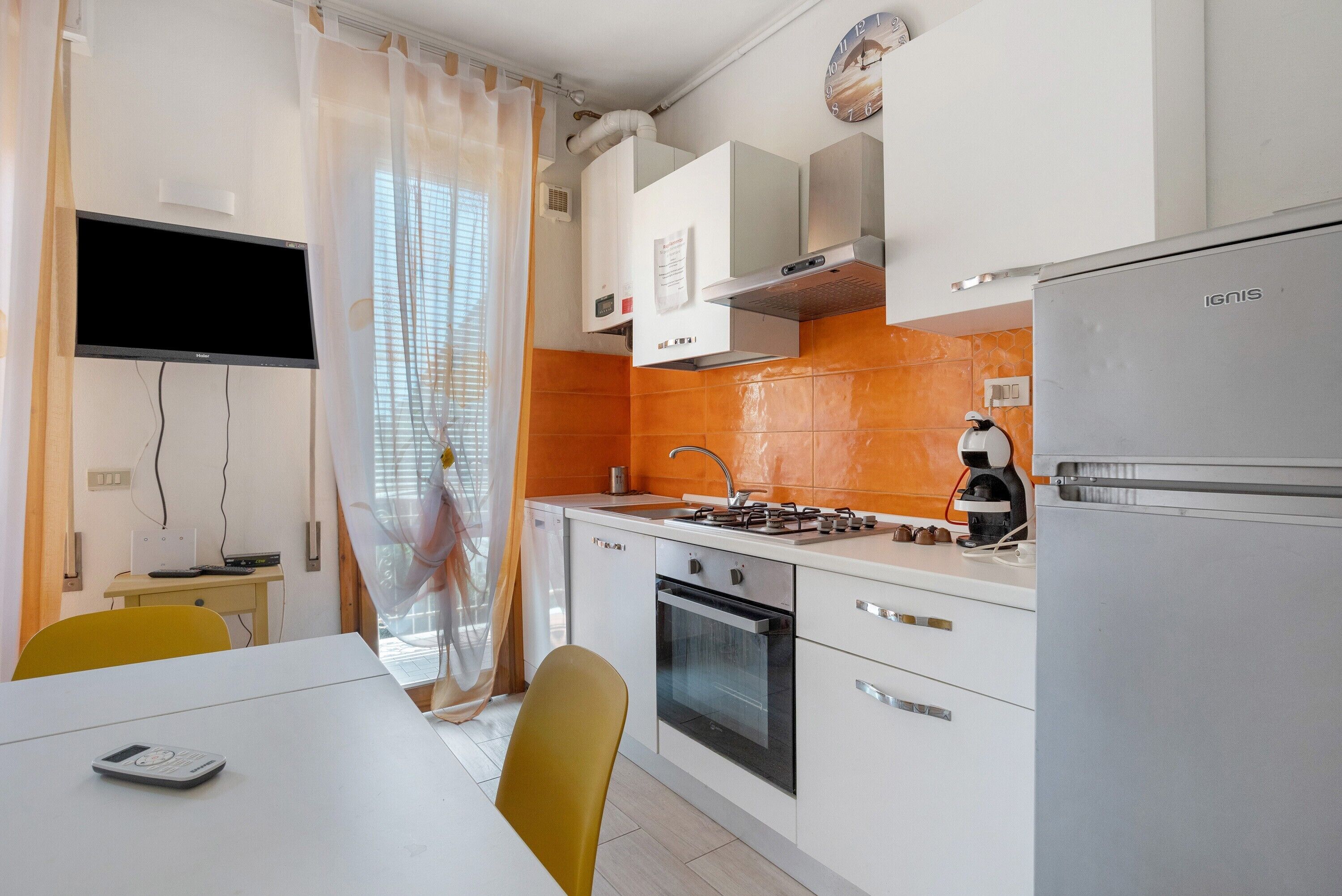 Frigorifero, forno, piano cottura, lavastoviglie