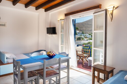 Apartment 'O Mpakses' with Private Terrace, Wi-Fi and Air Conditioning