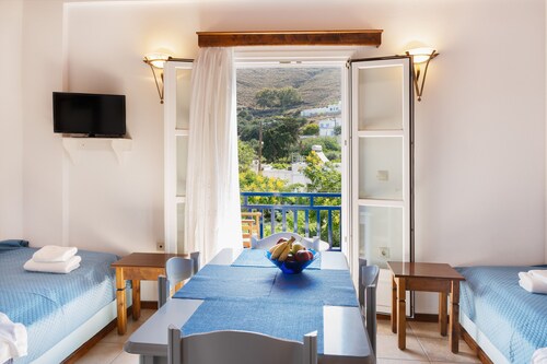 Apartment 'O Mpakses' with Private Terrace, Wi-Fi and Air Conditioning