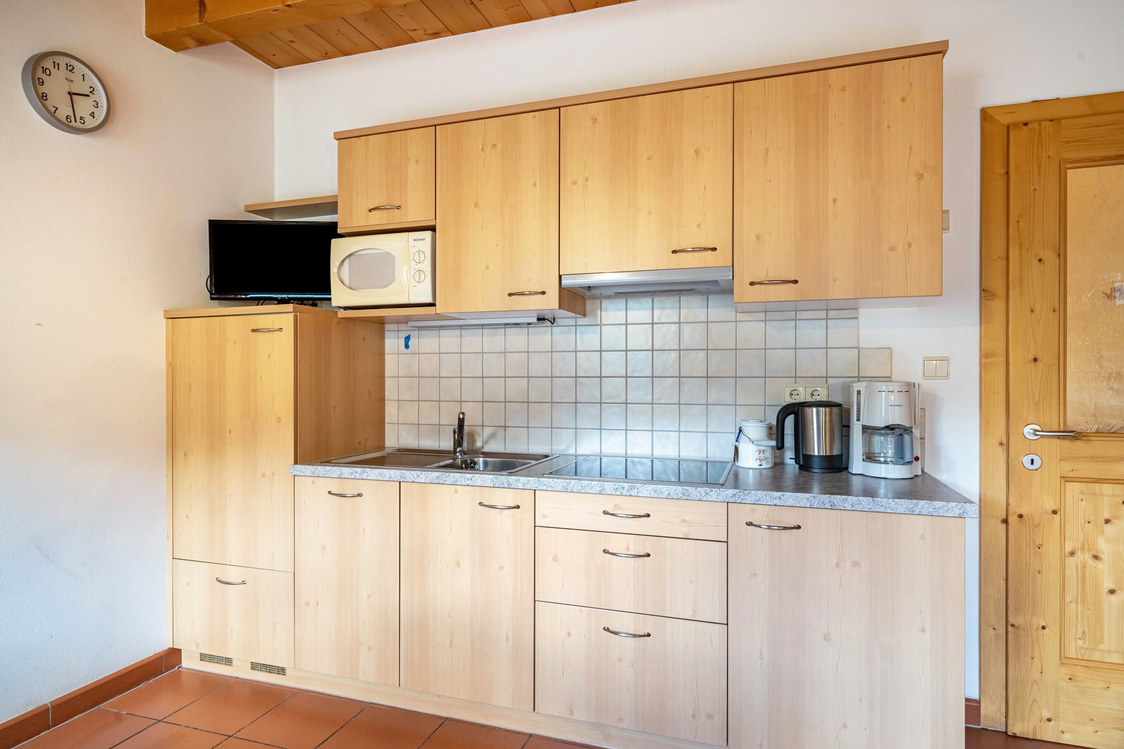 Een koelkast, een microgolfoven, een kookplaat, een vaatwasser