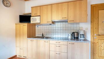 Een koelkast, een microgolfoven, een kookplaat, een vaatwasser