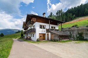Exterior - Holiday Apartment Marschalkhof "Sankt Helena" with Mountain View, Balcony & Wi-Fi (St. Pankraz)