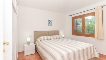 3 habitaciones, tabla de planchar con plancha y ropa de cama