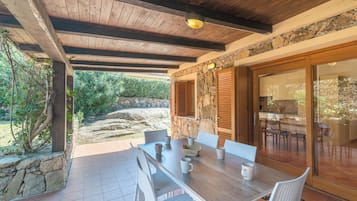 屋外ダイニングエリア