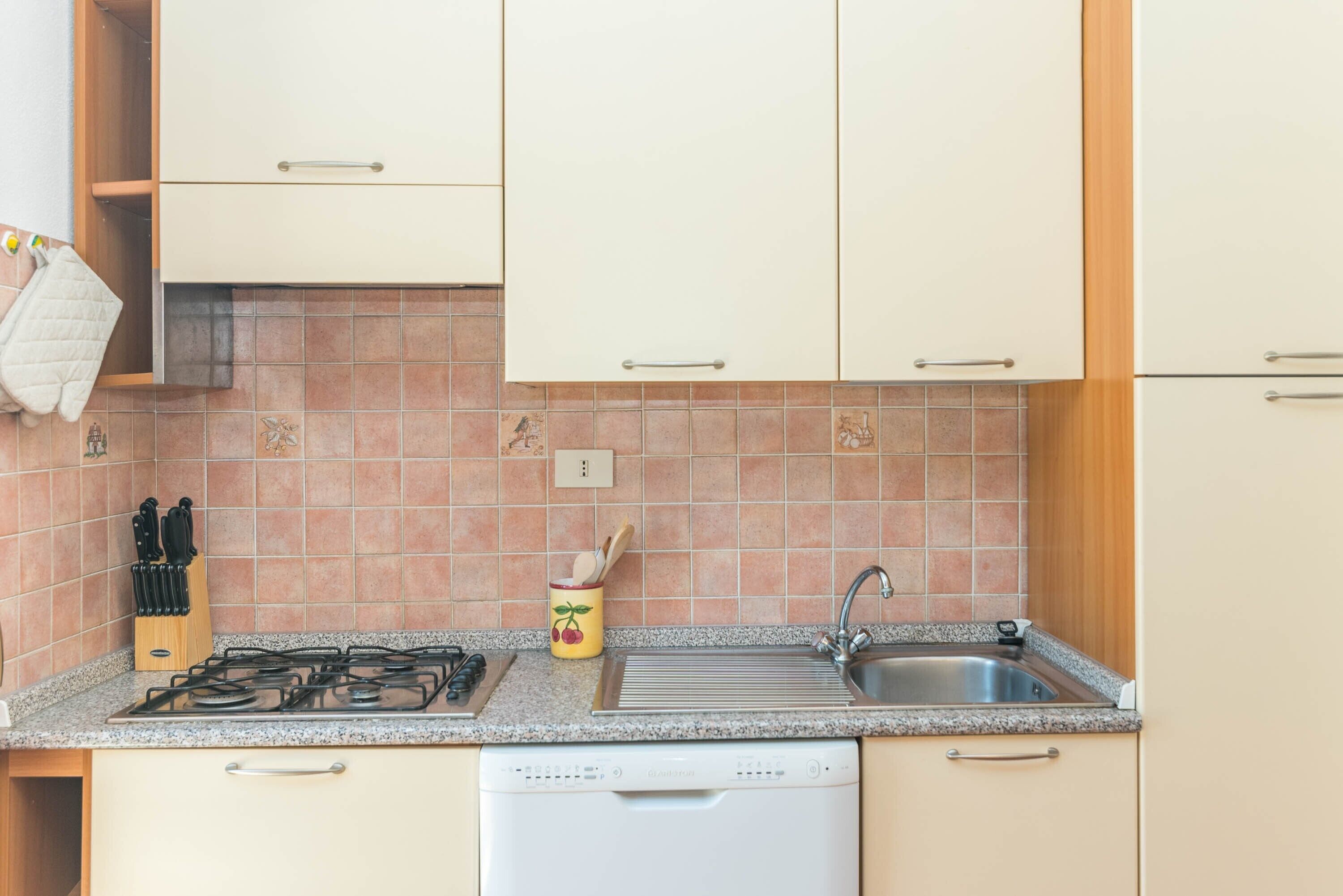 Frigorifero, microonde, forno, piano cottura