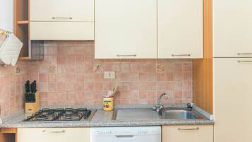 Frigorifero, microonde, forno, piano cottura