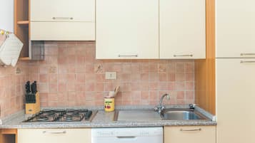 冷蔵庫、電子レンジ、オーブン、コンロ