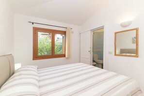 3 bedrooms, iron/ironing board, bed sheets