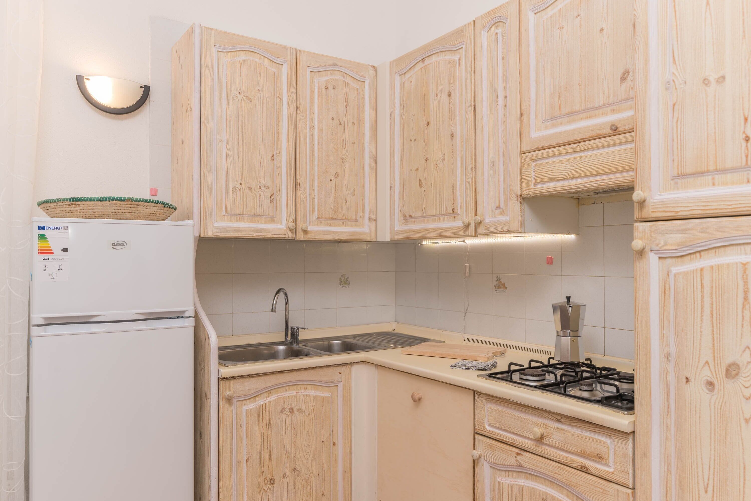 Réfrigérateur, plaque de cuisson, lave-vaisselle, cafetière/bouilloire