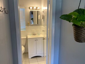 Haartrockner, Handtücher, Toilettenpapier