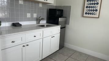 Micro-ondes, cafetière/bouilloire, grille-pain, serviettes en papier