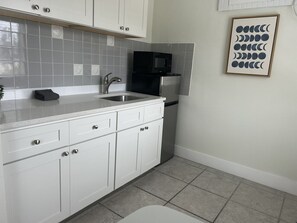 Microwave, coffee/tea maker, toaster, paper towels - Bay Apartment by the Water 1 (Clearwater Beach)