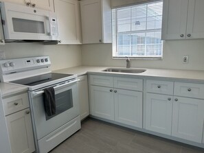 Køleskab, mikrobølgeovn, ovn, kogeplade