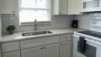 Een koelkast, een magnetron, een oven, een kookplaat