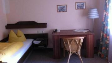 Habitación empresarial | Escritorio, wifi gratis y ropa de cama