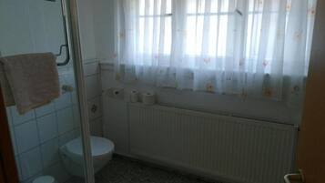 Amenidades de baño gratuitas, secadora de cabello, toallas, shampoo