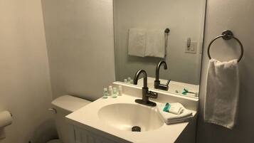 Haartrockner, Handtücher, Toilettenpapier