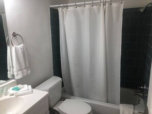 Sèche-cheveux, serviettes fournies