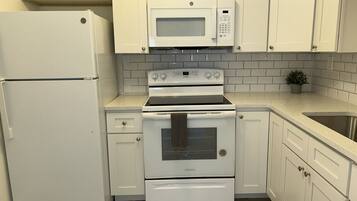 Mikrowelle, Ofen, Herdplatte, Wasserkocher mit Kaffee-/Teezubehör