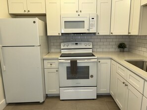 Micro-ondes, four, plaque de cuisson, cafetière/bouilloire