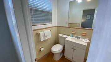 Haartrockner, Handtücher, Toilettenpapier