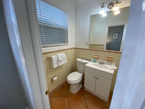 Sèche-cheveux, serviettes fournies, papier toilette