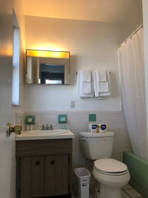 Sèche-cheveux, serviettes fournies