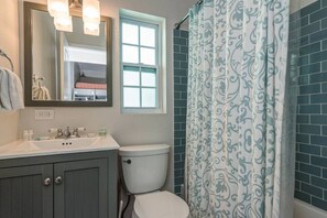 Een haardroger, handdoeken